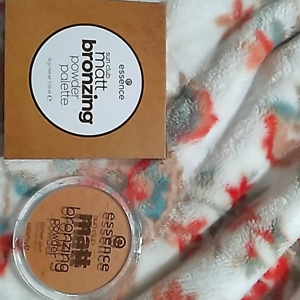 Essence sun club bronzing powder and bronzing pallet